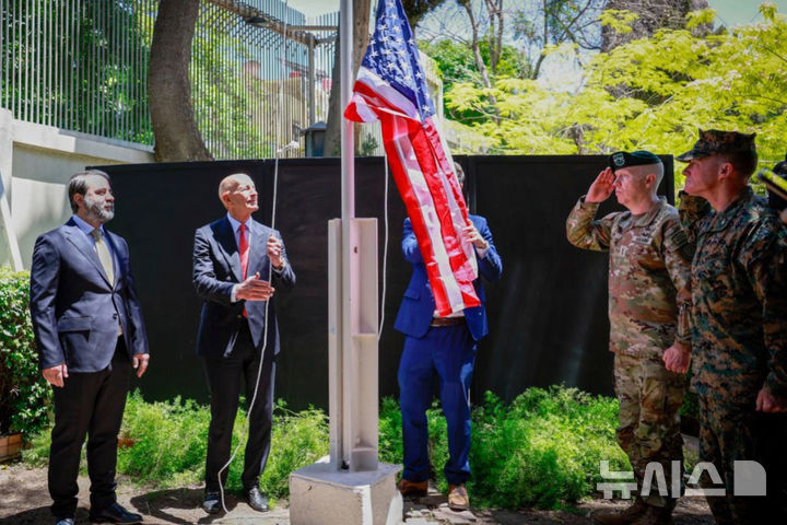 [AP/뉴시스] 시리아 관영통신 사나 제공 사진으로 미 시리아 특사로 겸직발령된 튀르키예 주재 미 대사가 29일 다마스쿠스 대사관저에서 성조기를 올리고 있다