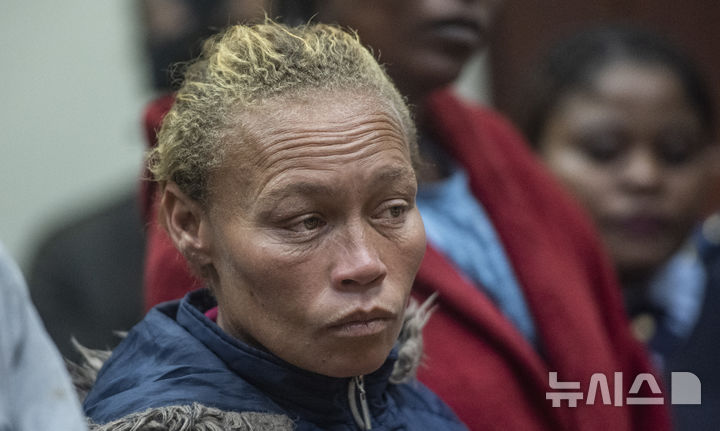 [브레덴버그=AP/뉴시스]자신의 딸인 조슐린 스미스를 인신매매한 어머니 라퀠 켈리 스미스가 지난해 3월7일 남아프리카공화국 브레덴버그 법원에 출두한 모습. 2025.5.30