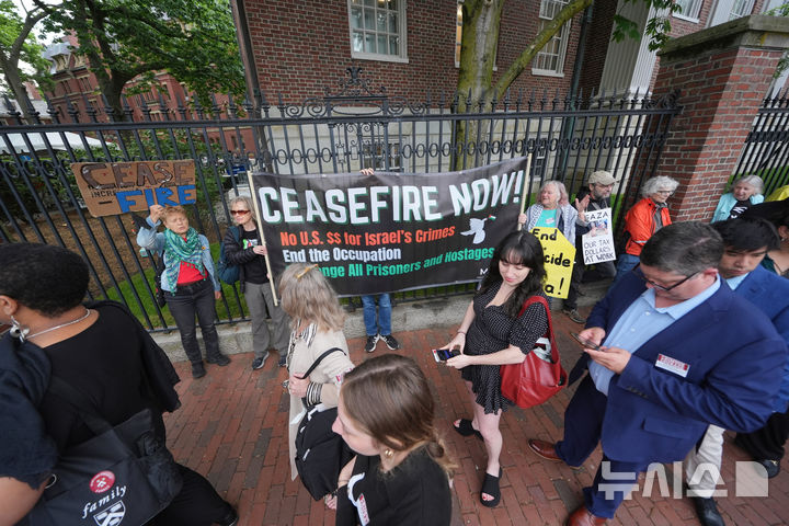 [보스턴=AP/뉴시스] 29일 미국 보스턴 하버드대에서 졸업이 열린 캠퍼스 밖에서 이스라엘의 휴전을 촉구하는 시위가 열리고 있다. 2025.05.30. 