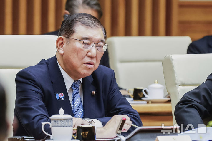 [하노이=AP/뉴시스] 주요 7개국(G7) 정상회의를 앞둔 이시바 시게루(石破茂) 일본 총리는 미국과의 관세 협상에 대해 "쌍방에게 있어서 이익이 되는 합의가 실현될 수 있도록 최대한 노력을 하겠다"고 밝혔다. 사진은 이시바 총리가 지난 4월 28일 베트남 하노이 정부 청사에서 열린 회의에 참석해 발언하는 모습. 2025.06.16.