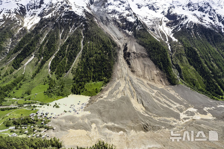 [블라텐=AP/뉴시스] 2025년 5월 29일 스위스 발레주의 블라텐 마을 주택이 전날 발생한 대규모 산사태로 바위, 토사 등 잔해에 뒤덮여 있다. 전 날 발생한 산사태로 암석 등이 빙하와 함께 쏟아져 내려 마을의 90%가 매몰되고 1명이 실종됐다. 스위스 빙하 감시 당국은 빙하가 녹아 줄면서 산사태가 자주 일어날 것이라고 경고하고 있다. 2025.10.02.