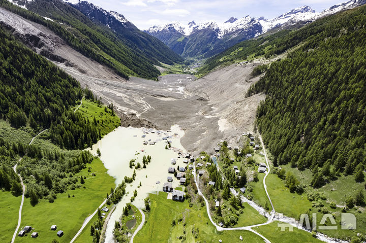 [블라텐=AP/뉴시스] 29일(현지 시간) 스위스 발레주 블라텐 마을 주택이 전날 발생한 대규모 산사태로 바위, 토사 등 잔해가 뒤덮여 있다. 28일 발생한 산사태로 암석 등이 빙하와 함께 쏟아져 내려 마을의 90%가 매몰되고 1명이 실종됐다. 주민들은 산사태 조기 경보 시스템으로 지난 19일 미리 대피한 것으로 알려졌다. 2025.05.30.
