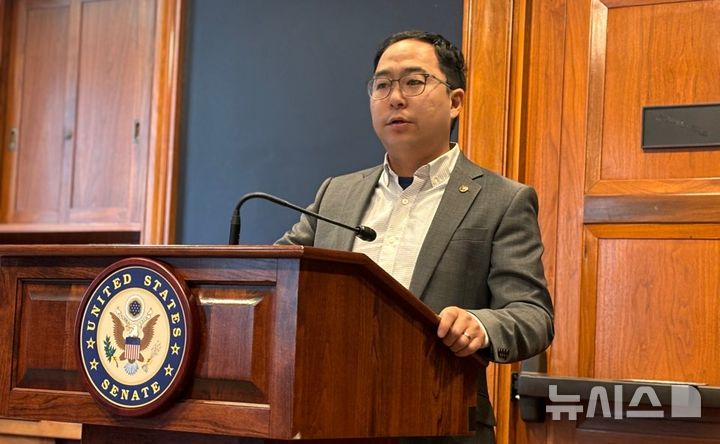 [워싱턴=뉴시스]이윤희 특파원 = 한국계 최초 미국 상원의원인 앤디 김 상원의원이 28일(현지 시간) 미국 워싱턴DC 국회의사당 상원 건물에서 한국 언론과 기자간담회를 열고 발언하고 있다. 2025.05.29.