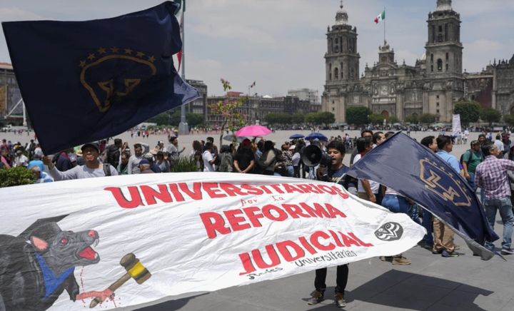  [멕시코시티=AP/뉴시스] 지난해 9월 5일 멕시코시티 대법원 건물 밖에서 정부의 사법 개혁안을 지지하는 사람들이 집회를 갖고 있다.2025.05.29. *재판매 및 DB 금지