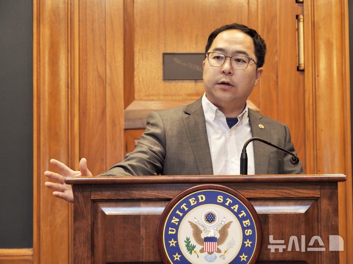 [워싱턴=뉴시스]이윤희 특파원 = 한국계 최초 미국 상원의원인 앤디 김 상원의원이 지난달 28일(현지 시간) 미국 워싱턴DC 국회의사당 상원 건물에서 한국 언론과 기자간담회를 열고 발언하고 있다. (사진=워싱턴공동취재단). 2025.06.19.