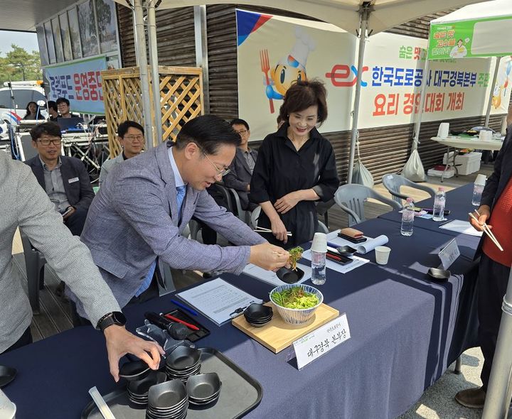 [대구=뉴시스] 지역 최고 요리 경연대회. (사진=한국도로공사 제공) 2025.05.29 photo@newsis.com *재판매 및 DB 금지