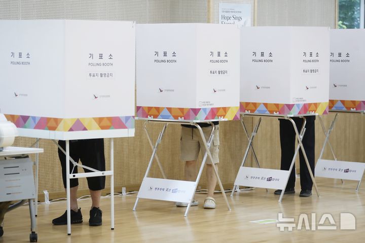 [인천=뉴시스] 김동영 기자 = 6·3 대통령 선거 사전투표 첫날인 29일 오전 인천 남동구 구월동 구월1동행정복지센터 2층 대강당에 마련된 사전투표소에서 유권자들이 소중한 한 표를 행사하고 있다. 2025.05.29. dy0121@newsis.com 