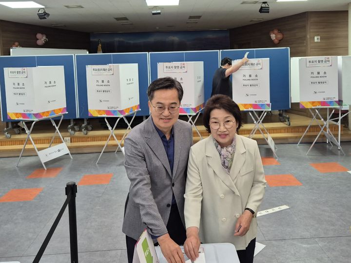 [수원=뉴시스] 이병희 기자 = 김동연 경기도지사가 아내 정우영 여사와 함께 제21대 대통령선거 사전투표 첫날인 29일 오전 7시 경기 수원시 영통구 광교1동 행정복지센터에서 사전투표를 하고 있다. 2025.05.29. iambh@newsis.com *재판매 및 DB 금지