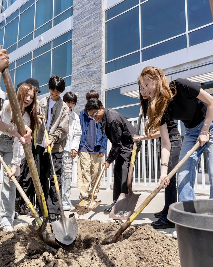 [서울=뉴시스] 이수만 프로듀서 나무심기. (사진 = A2O엔터테인먼트 제공) 2025.05.29. photo@newsis.com *재판매 및 DB 금지