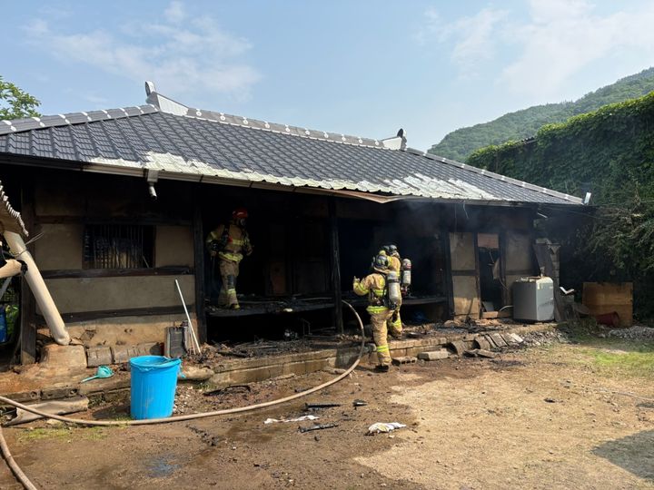[순천=뉴시스] 지난 28일 오후 2시35분께 전남 순천시 송광면 한 목조 주택에서 불이 나 소방 당국이 진화 작업을 벌이고 있다. 이 불로 주택에 있던 50대 남성이 양팔에 2~3도 화상을 입고 치료 중이다. (사진 = 순천소방서 제공) 2025.05.29. photo@newsis.com *재판매 및 DB 금지