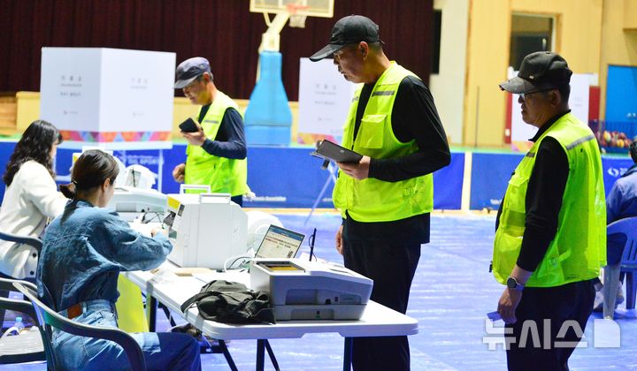 [청주=뉴시스] 서주영 기자 = 21대 대통령선거 사전투표 첫날인 29일 오전 충북 청주시 운호고등학교에 마련된 사전투표소에서 시민들이 신원 확인 절차를 거치고 있다. 2025.05.29. juyeong@newsis.com