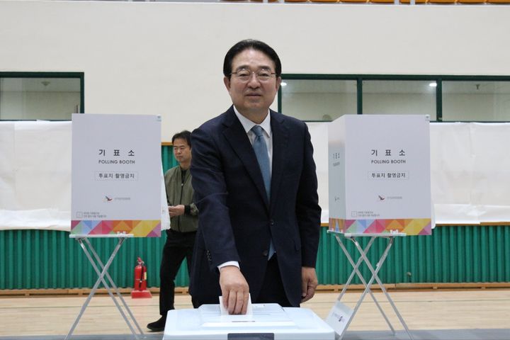 [옥천=뉴시스] 황규철 충북 옥천군수가 21대 대선 사전투표일 첫날인 29일 오전 8시 옥천생활체육관에 설치된 옥천읍사전투표소를 방문, 선거업무 종사자들을 격려한 후 투표하고 있다. (사진=옥천군 제공) 2025.05.29. photo.newsis.com *재판매 및 DB 금지