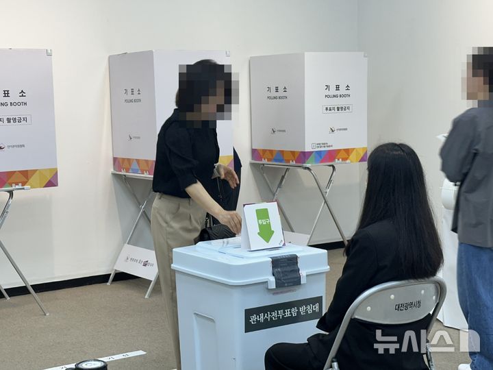 [대전=뉴시스] 김도현 기자 = 제21대 대통령선거 사전투표가 실시되는 29일 오전 대전 서구 둔산동 대전시청 1층에 설치된 사전투표소에서 유권자가 소중한 한 표를 행사하고 있다. 2025.05.29. kdh1917@newsis.com