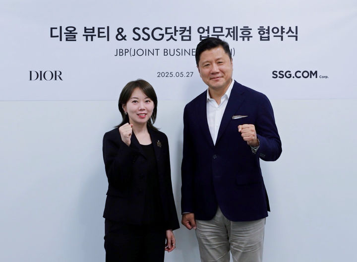 [서울=뉴시스] SSG닷컴이 크리스챤 디올 뷰티 코리아와 '전략적 파트너십을 위한 업무 협약(JBP, Joint Business Plan)'을 체결했다고 29일 밝혔다. 최훈학 SSG닷컴 대표이사(오른쪽)와 김백남 크리스챤 디올 뷰티 코리아 지사장이 업무협약 체결 후 기념사진을 촬영하고 있다. (사진=쓱닷컴 제공) *재판매 및 DB 금지