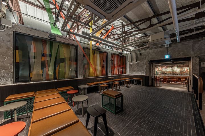 [서울=뉴시스] 광장마켓점에 설치된 포목 아트웍 및 2층 공간의 모습.(사진=스타벅스 코리아 제공) *재판매 및 DB 금지