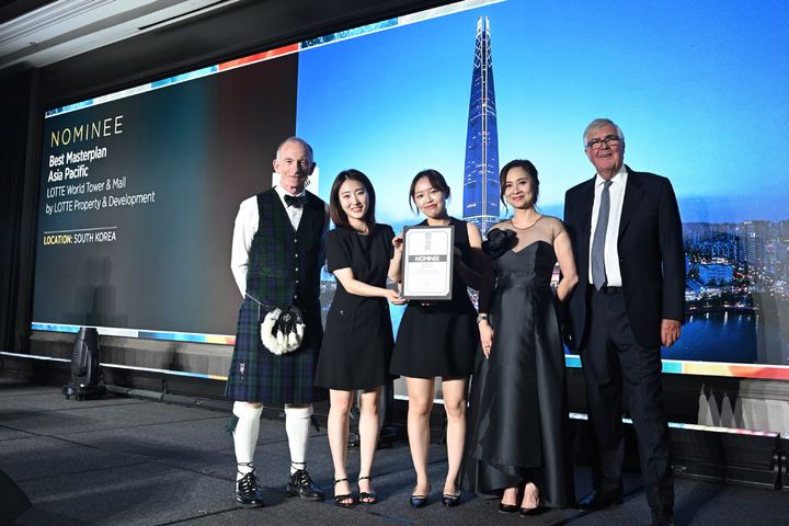 [서울=뉴시스] 롯데월드타워·몰이 태국 방콕에서 개최된 2025 인터내셔널 프로퍼티 어워즈(International Property Awards, IPA)의 개발 부문에서 최고상(5 Stars 등급) 2개를 수상하며 '한국 최우수 개발 프로젝트'로 선정됐다고 29일 밝혔다. (사진=롯데물산 제공) *재판매 및 DB 금지