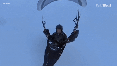 [뉴시스]중국의 한 남성이 소용돌이로 인해 패러글라이딩 중 8100m 높이까지 올라갔다. (사진=데일리메일) 2025.5.28.&nbsp;&nbsp;&nbsp;&nbsp; *재판매 및 DB 금지 *재판매 및 DB 금지