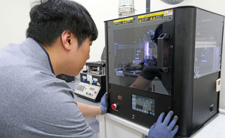 [서울=뉴시스]삼성전자서비스 엔지니어가 전문 장비를 활용해 스마트폰 디스플레이 단품 수리를 하는 모습. (사진=삼성전자서비스 제공) 2025.05.29. photo@newsis.com *재판매 및 DB 금지