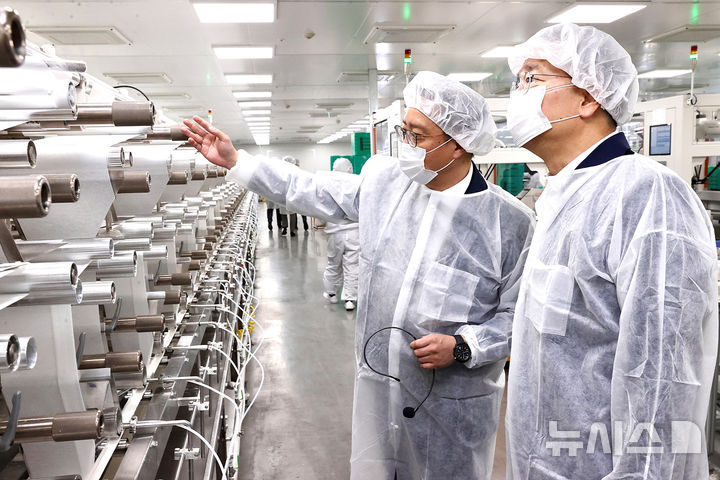 [서울=뉴시스] 김종호 기술보증기금 이사장(오른쪽)이 28일 한종우 한울생약 대표와 함께 제조시설을 둘러보고 애로사항을 청취하고 있다. (사진= 기술보증기금 제공)