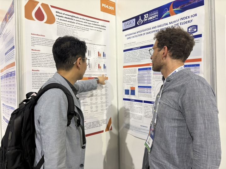 [서울=뉴시스] 정창희 서울아산병원 내분비내과 교수(왼쪽)가 참관객에게 연구 결과를 설명하고 있다. (사진=대웅제약 제공) 2025.05.29. photo@newsis.com *재판매 및 DB 금지