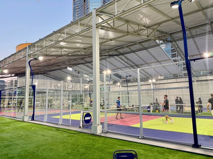 [서울=뉴시스]HDC그룹의 유통 전문 기업 HDC아이파크몰은 루프탑 라켓스포츠 공간 '엠무브 빠델 라운지(MMove Pádel Lounge)’가 오픈 1년 만에 누적 체험 고객 2만명을 돌파했다고 29일 밝혔다.(사진=HDC아이파크몰 제공) *재판매 및 DB 금지