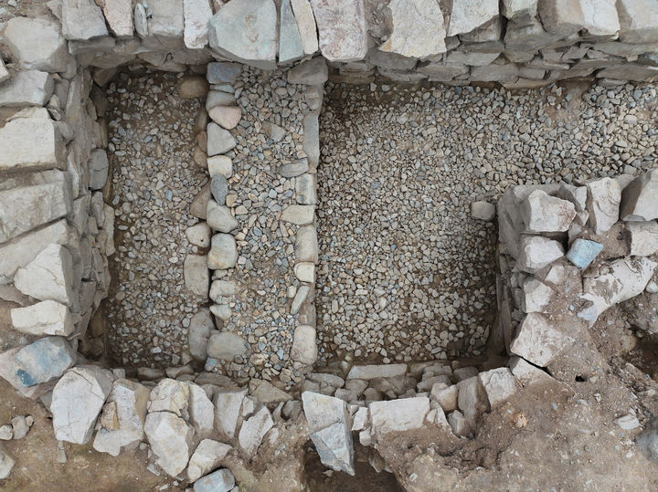 [서울=뉴시스] 경주 쪽샘지구 K91호 돌방무덤 1·2차 시신받침 (위쪽이 북동쪽) (사진=국가유산청 제공) 2025.05.29. photo@newsis.com *재판매 및 DB 금지