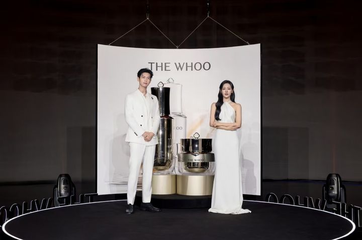 [서울=뉴시스] LG생활건강이 피부 광채의 핵심 성분인 '클로로젠TM'을 함유한 더후 천기단 신제품의 글로벌 출시를 기념해 중국에서 대규모 론칭 행사를 열었다고 29일 밝혔다. (사진=LG생활건강 제공) *재판매 및 DB 금지