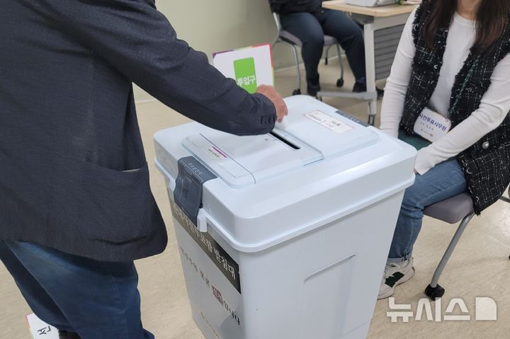 [대구=뉴시스]&nbsp; 주민이 투표용지를 기표함에 넣고 있는 모습이다. 뉴시스DB. 2026.01.26. photo@newsis.com&nbsp; 