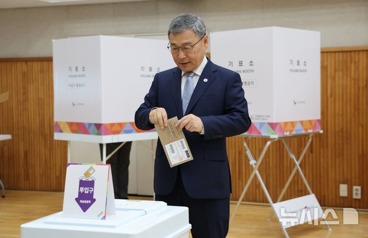 [서울=뉴시스] 정근식 서울시교육감이 지난달 29일 오전 서울 종로구 교남동 주민센터에서 제21대 대통령 선거(대선) 사전투표를 하는 모습 (사진=서울시교육청 제공) 2025.05.29. photo@newsis.com 