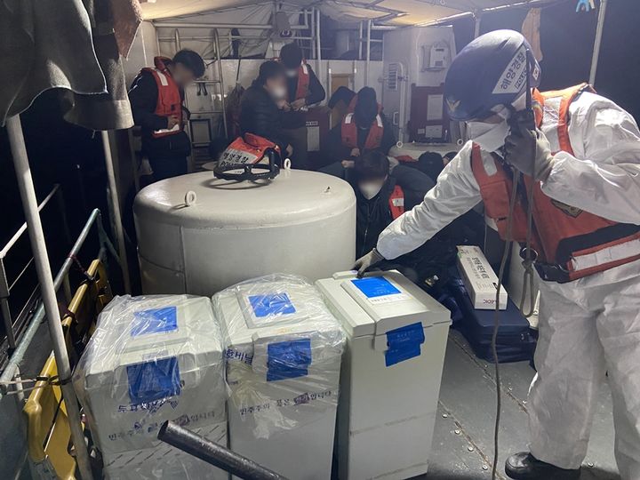 [군산=뉴시스] 군산해양경찰이 2024년 4월 '제22대 국회의원선거' 도서지역 투표함 수송 및 호송을 하고 있다. (사진=뉴시스 DB). photo@newsis.com&nbsp; *재판매 및 DB 금지