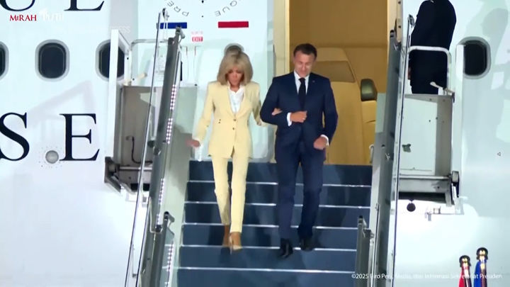 [서울=AP/뉴시스] 에마뉘엘 마크롱(48) 프랑스 대통령은 인도네시아에서 브리지트 마크롱(72) 여사와 팔짱을 끼며 다정한 모습을 보였다. (사진=AP통신 캡처) 2025.05.29 *재판매 및 DB 금지