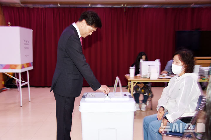 [밀양=뉴시스] 안지율 기자 = 안병구 경남 밀양시장이 29일 제21대 대통령선거 사전투표가 열리는 밀양시청 민방위교육장을 방문해 사전투표를 위한 신분확인을 하고 있다. 2025.05.29. alk9935@newsis.com. 