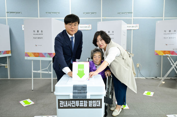 [거제=뉴시스] 신정철 기자= 거제시는 29일과 30일, 이틀간 관내 18개 면·동에 각 1개소씩 사전투표소를 설치, 제21대 대통령선거 사전투표를 실시하고 있다.사진은 변광용 거제시장 부부가 29일 오전 일운면 사전투표소에서 사전투표를 하고 있다.(사진=거제시 제공).2025.05.29. photo@newsis.com *재판매 및 DB 금지