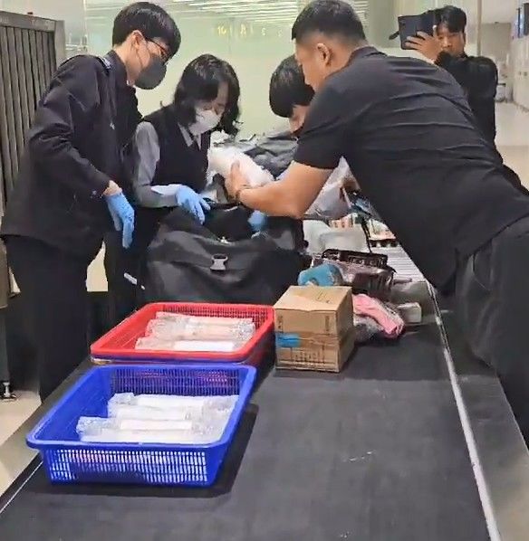 밀반입 마약이 담긴 수하물을 검색하는 모습. (사진=경기남부경찰청 제공) *재판매 및 DB 금지