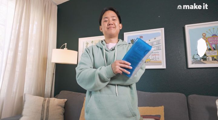 [뉴시스] 카드별 혜택을 활용해 33개국을 여행한 데이비드 도. (사진=CNBC 캡처) 2025.05.29. photo@newsis.com *재판매 및 DB 금지