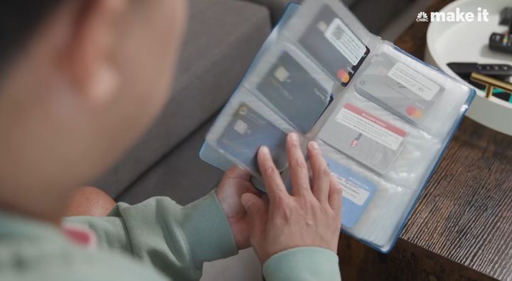 [뉴시스] 바인더에 카드를 모아 관리하는 데이비드 도. (출처=CNBC) 2025.05.29. photo@newsis.com *재판매 및 DB 금지