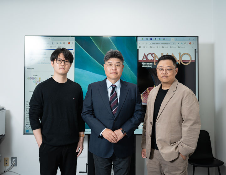 성균관대 권현준 석사과정생(왼쪽 첫 번째), 김동환 교수(왼쪽 두 번째), 신지훈 연구교수. (사진=성균관대 제공) *재판매 및 DB 금지