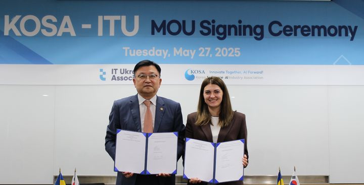 (왼쪽부터) 조준희 KOSA 회장, 쉐브스축 마리아 우크라이나 IT기업협회 상임이사(사진=KOSA 제공) *재판매 및 DB 금지