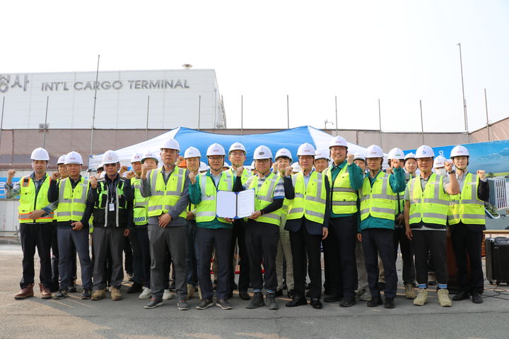 [부산=뉴시스] 한국공항공사 김해공항은 지난 28일 국제선 화물청사 내 공사 현장에서 '김해공항 건설현장 안전캠페인'을 실시했다. (사진=한국공항공사 김해공항 제공) 2025.05.29. photo@newsis.com *재판매 및 DB 금지