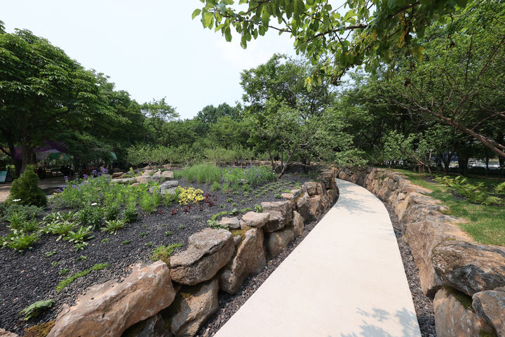 대우건설이 "돌과 빛의 숲"이라는 주제로 조성한 ‘푸르지오 정원’ (사진=대우건설 제공) *재판매 및 DB 금지