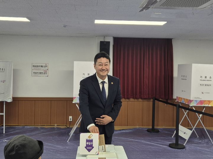 [수원=뉴시스] 이병희 기자 = 김진경(더불어민주당·시흥3) 경기도의회 의장이 제21대 대통령 선거 사전투표 첫날인 29일 오전 수원시 팔달구 우만2동 행정복지센터 사전투표소에서 투표하고 있다. 2025.05.29. iambh@newsis.com *재판매 및 DB 금지