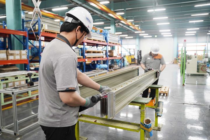 [서울=뉴시스]대한전선 직원이 신규 버스덕트 공장에서 제품을 생산하고 있다. (사진 = 업체 제공) 2025.05.29. photo@newsis.com *재판매 및 DB 금지