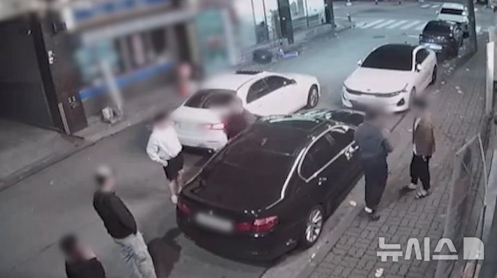 [청주=뉴시스] 보험사기 일당이 지난해 4월 충북 청주시 흥덕구의 한 도로에서 음주운전이 의심되는 차량 운전자에게 하차를 요구한 뒤 신고 무마를 빌미로 금품을 요구하고 있다. (사진=충북경찰청 제공) 2025.05.29. photo@newsis.com