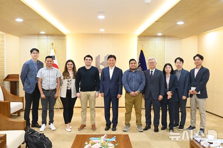 [부천=뉴시스] 정일형 기자 = 엘살바도르 공공사업교통부 방문단과 조용익 부천시장, 부천시 관계자들이 기념 촬영을 하고 있다. (사진=부천시 제공)