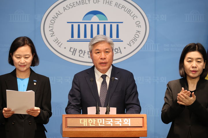 서왕진 조국혁신당 원내대표와 이해민 조국혁신당 의원 등이 29일 서울 여의도 국회 소통관에서 '사법개혁 로드맵' 발표 기자회견을 열고 있다. (사진=서왕진 의원실 제공) *재판매 및 DB 금지