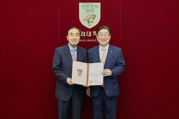 지난 28일 오후 4시 30분 고려대 본관 총장실에서 열린 기부식에서 ㈜임팩 최오길 회장(왼쪽)과 고려대 김동원 총장이 기념사진을 찍고 있다. (사진=고려대 제공) *재판매 및 DB 금지