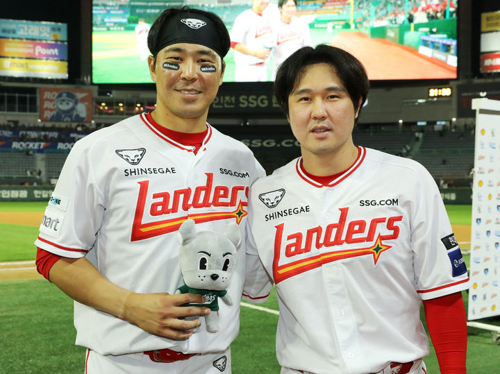 [서울=뉴시스] 프로야구 SSG 랜더스 최정(오른쪽)과 한유섬이 28일 인천 SSG랜더스필드에서 열린 2025 신한 쏠뱅크 KBO리그 NC 다이노스와의 경기 6회말 백투백 홈런을 기록하며 경기 후 기념사진을 찍고 있다. (사진=SSG 랜더스 제공) 2025.05.28. *재판매 및 DB 금지