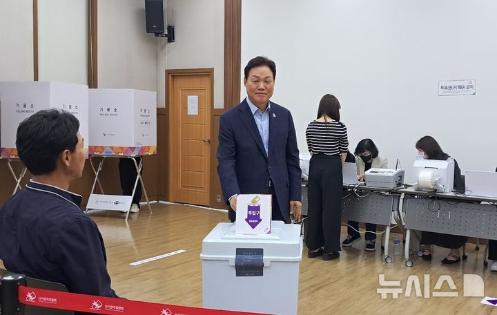 [창원=뉴시스]홍정명 기자=박완수 경남도지사가 제21대 대통령선거 사전투표 첫날인 29일 오전 창원특례시 성산구 경남연구원 1층 가야대회의실에 마련된 용지동 사전투표소에서 한표를 행사하고 있다.2025.05.29. hjm@newsis.com