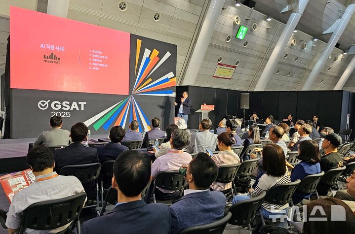 [서울=뉴시스] 스타트업 화양연화 행사에서 주명규 세븐미어캣 대표가 AI(인공지능) 적용 사례 발표를 진행하고 있다. (사진= 벤처기업협회 제공)