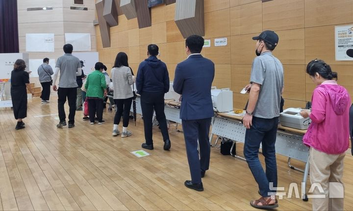 [의정부=뉴시스] 김도희 기자 = 제21대 대통령 선거 사전투표 첫날인 29일 오전 9시 경기 의정부시 시청 대강당에 마련된 사전투표장에 투표에 참여하려는 시민들의 발길이 이어지고 있다. 2025.05.29 kdh@newsis.com 